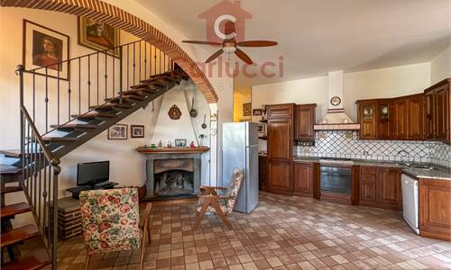 BUGGIANO-RUSTICO TRILOCALE CON TERRAZZA SOLARIUM