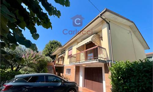 GRANDE VILLA SINGOLA  CON GIARDINO SU QUATTRO LATI IN POSIZIONE TRANQUILLA  E BEN SERVITA