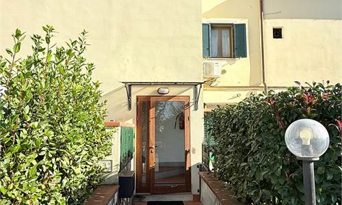 UZZANO-APPARTAMENTO RISTRUTTURATO CON DUE CAMERE CANTINA E POSTO AUTO