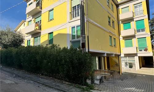 PESCIA-APPARTAMENTO CON TRE CAMERE MATRIMONIALI E AMPIO GARAGE 