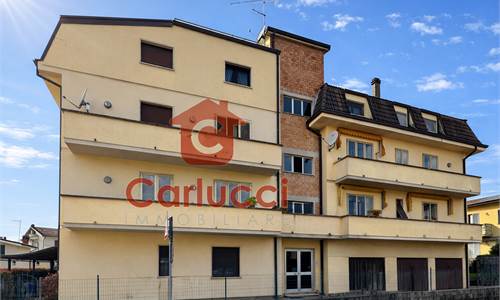 Appartamento luminoso con due matrimoniali e uno studio, terrazzi e posto auto 