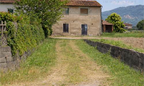 PESCIA- TERRATETTO CON QUATTRO CAMERE MATRIMONIALI E GIARDINO PRIVATO