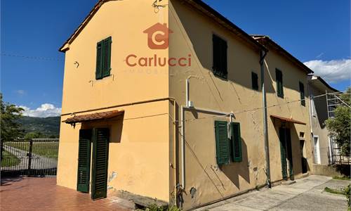 TERRATETTO LIBERO SU 3 LATI CON GIARDINO ESCLUSIVO