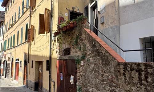 PESCIA-CENTRO STORICO AMPIO APPARTAMENTO INDIPENDENTE