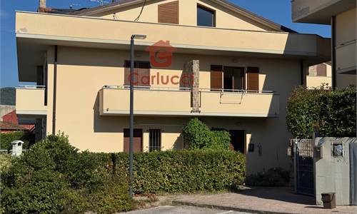 SANTA LUCIA-UZZANO- VILLETTA A SCHIERA ANGOLARE CON GIARDINO PRIVATO