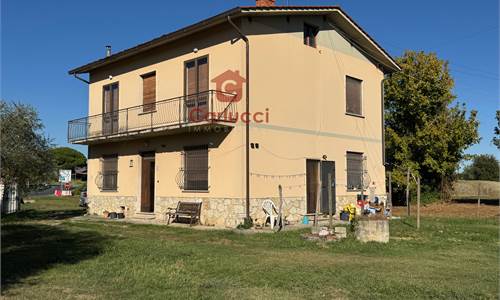 CHIESINA UZZANESE – VILLA INDIPENDENTE LIBERA SU QUATTRO LATI CON AMPIO GIARDINO E GARAGE