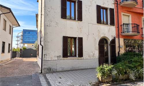 MONTECATINI TERME – TERRATETTO INDIPENDENTE IN POSIZIONE CENTRALE CON TERRAZZA SOLARIUM